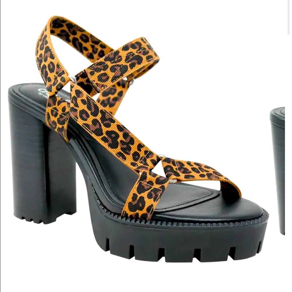 Vast Sandal
CHARLES BY CHARLES DAVID